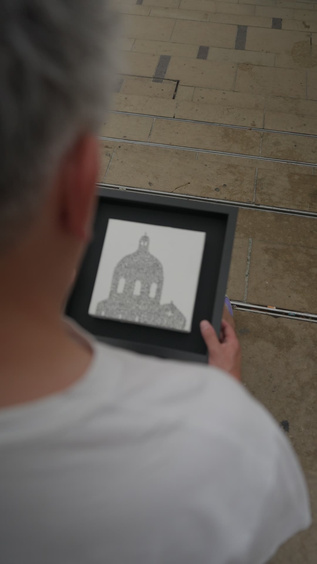 Melv tient le tableau encadré devant lui