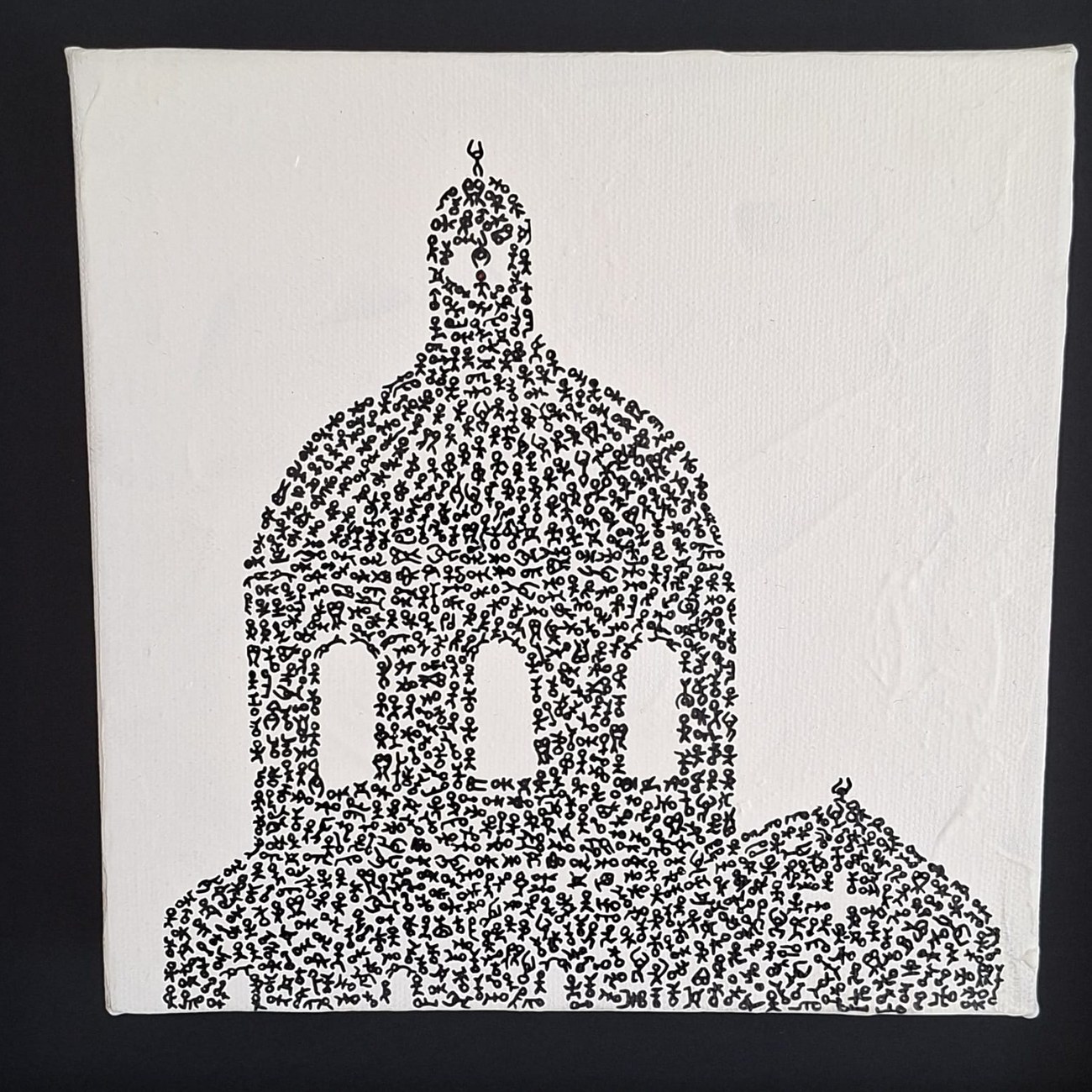 La toile du Dôme de la Grave par Melv : des milliers de petits personnages à l'encre noire forment la coupole, ses fenêtres et le bâtiment sous elle